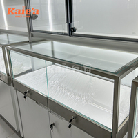 Vitrine de luxe pour bijouterie, comptoir de présentation en acier inoxydable et verre pour centre commercial, idéal pour l'affichage de bijoux en magasin.