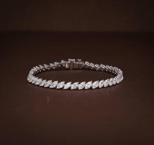 Bracelet élégant en moissanite pour femmes, pierres rondes, design intemporel, bijou parfait pour tous les jours et les soirées - Product Image 1