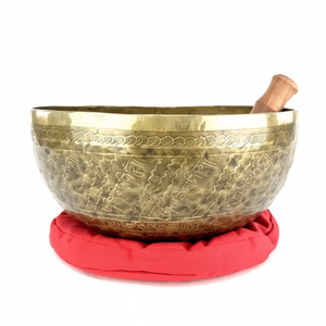 Grand bol chantant tibétain gravé Mantra en laiton avec coussin en soie rouge et maillet en bois pour thérapie par le son. - Product Image 1