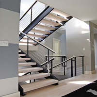 Escalier moderne à double poutre ouverte avec marches en bois massif et garde-corps en câble d'acier inoxydable