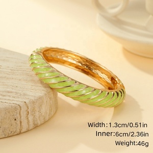 Bracelet ajustable en alliage plaqué or avec émail cloisonné, motif floral bleu clair et rose, bijoux traditionnels pour femmes - Product Image 6