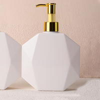 Luxe 300ml 500ml PET Épaule Shampooing Bouteille Logo Personnalisé Pompe Sablé Gel Douche Produits de Soins Capillaires Fait Parfum