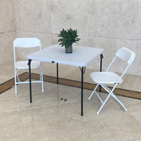 Table pliante en plastique avec structure en tube d'acier thermolaqué et plateau en PP durable pour pique-niques et événements en plein air