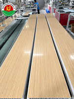 Panneau de plafond en PVC imitation bois, imperméable, résistant au feu, insonorisant, tuile de plafond suspendue rectangulaire pour espaces intérieurs