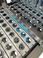 Machine de remplissage et de scellage automatique à 8 têtes, pneumatique linéaire, contrôlée par PLC, pour 200 ml de confiture, boissons, aliments, produits chimiques, avec film enroulable