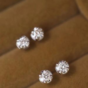 ต่างหูทองคำขาว 18K ยี่ห้อซินฟลาย ประดับเพชรแท้ธรรมชาติ 0.20 กะรัต เครื่องประดับหรูหรา ใช้ได้ทุกวันและในโอกาสพิเศษ ดีไซน์เหนือกาลเวลา ขายดีตอนนี้ - Product Image 1