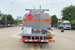 Nuevo Camión Cisterna Dongfeng 4x2 Exportado a China, 10 Metros Cúbicos, 165 Caballos de Fuerza, Transportador de Líquidos Inflamables - Product Image 5