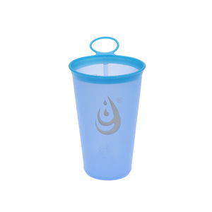 Gobelet d'eau pliable portable 200 ml avec logo personnalisé, couleur noir et rouge, pour courses, trail running, gobelet souple en TPU - Product Image 1