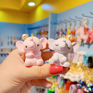Llavero de elefante con corona de dibujos animados, colgante de animal volador de acrílico 3D con impresión digital de aleación para accesorios de bolsos y teléfonos - Product Image 3