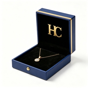Boîte à collier moderne haut de gamme en similicuir avec charnière, insert floqué, logo estampé à chaud, conception entièrement personnalisable acceptée - Product Image 1