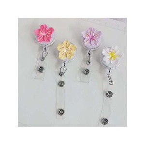 Distintivo retrattile in resina di fiori creativi - Product Image 1