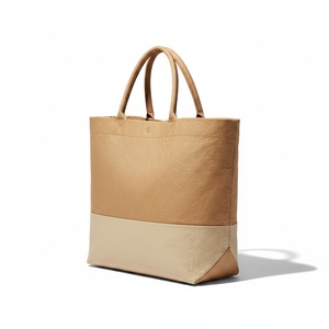 Sac fourre-tout ouvert bicolore en Tyvek couleur os de chameau, avec poignées roulées, ourlet caché, débossé, couleur personnalisée, qualité supérieure - Product Image 4