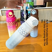 Bouteille d'eau Tritan dégradée de 900 ml avec couvercle à clapet et paille, sans BPA, portable, anti-fuite, gourde de sport avec sangle de transport