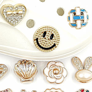 Vente en gros de breloques écologiques pour chaussures Bling en stock boucles en <span class=keywords><strong>plastique</strong></span> pour enfants adultes cadeau de fête breloques pour chaussures décorations pour chaussures - Product Image 3