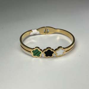 กำไลข้อมือแฟชั่น สแตนเลสสตีล 316L ชุบทอง PVD ลายโคลเวอร์สีเขียว ดำ ขาว - Product Image 1