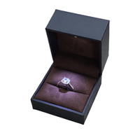 Boîte à bijoux lumineuse à LED, étui à bagues en cuir PU avec bouton poussoir et éclairage LED intégré pour pierres précieuses
