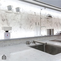 Dalles de pierre translucide rétroéclairées en onyx imitation albâtre au design moderne pour la décoration murale et de plafond des hôtels, format grande dalle