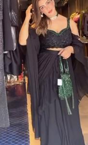 Sari negro moderno listo para usar, atuendo de fiesta para mujer que ofrece un elegante estilo otoñal y un aspecto premium, ideal para bodas. - Product Image 3