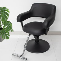 Petit fauteuil de barbier à base de métal noir de haute qualité avec dossier réglable à grande pompe pour salon de coiffure