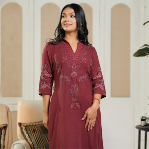 Atractivo y Duradero Vestido Maxi Bordado con Cuello en Viscosa Tencel Color Granate para Mujer - Product Image 2