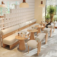 Ensemble de meubles de restaurant en bois Balata : Chaises en bois, table ronde, banquette en tissu pour café, espace lounge bar