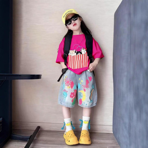 Set di Abbigliamento per Ragazze Adolescenti Estate 2026, T-shirt Nera e Rosa con Patch a Maniche Corte + Pantaloncini in Denim Stampati, Set 2 Pezzi - Product Image 1