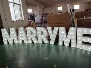 Insegna LED Decorativa NIKA per Proposta di Matrimonio, Alta 1,2 Metri, con Scritta 'Marry Me' in Mosaico - Product Image 3