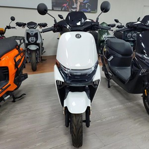 Moto électrique haute performance 1500W 2000W pour la ville et la route, scooter électrique à deux roues universel pour hommes et femmes - Product Image 2
