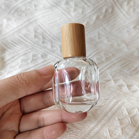 Bouteille à bille en verre transparent de 10ml avec couvercle en bambou et bouteille de parfum d'huiles essentielles de forme spéciale de rouleau en acier à vendre