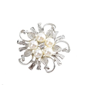 Broche élégante anti-reflet en alliage haut de gamme, incrustée de diamants et de perles, accessoire vestimentaire orné de cristaux, corsage - Product Image 1