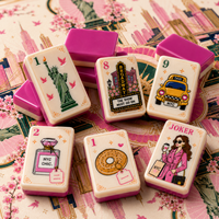 Juego de Mahjong Americano de Diseño con Motivos de Lugares Emblemáticos de Nueva York, Fichas de Color Marfil Cálido con Reverso Rosa Brillante, 160 Fichas de Lujo Grabadas