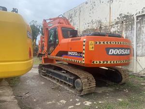 Excavatrice sur chenilles d'occasion Doosan DH220LC 22 tonnes, d'origine coréenne, modèle Doosan DH220, hydraulique, faible nombre d'heures de fonctionnement, pour travaux de construction miniatures. - Product Image 2
