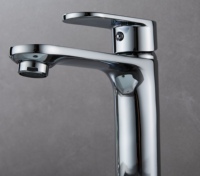 Robinet de salle de bain en laiton chromé à poignée unique monté sur pont de type capteur (sans contact) pour hôtels robinets de lavabo de vente d'usine