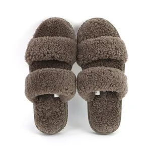 Sandal kulit domba untuk wanita, sandal tali ganda nyaman ujung terbuka modis kustom untuk musim dingin