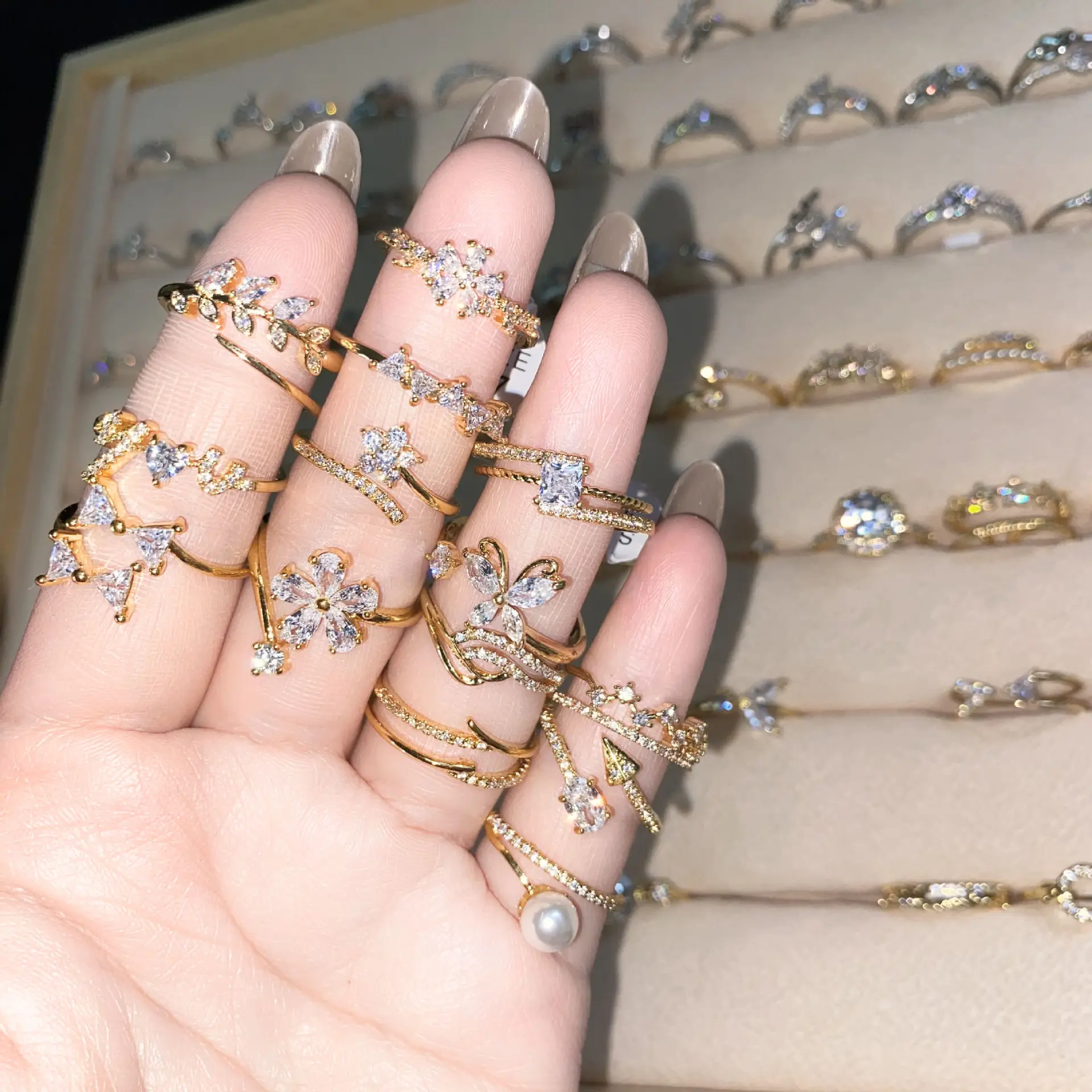 थोक 18K सोना मढ़वाया सरल लक्जरी अंगूठी महिलाओं के लिए 100 मॉडल बेतरतीब ढंग से भेज दिया समायोज्य जिक्रोन अंगूठी
