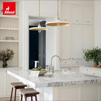 Armoires de cuisine Allandcabinet style farmhouse, panneaux encastrés peints en tons doux, blanc, avec armoire de rangement pour cuisine avec îlot central