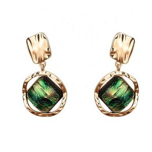 Boucles d'oreilles pendantes vertes simples et luxueuses pour femmes, en résine vintage avec diamants, plaquées or, tendance et élégantes, de la marque Evergreat Silver Needle - Product Image 6