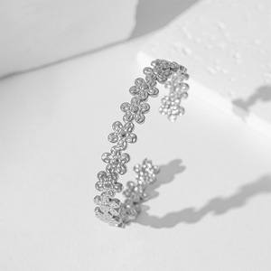 <span class=keywords><strong>Bracciale</strong></span> in Acciaio Inossidabile a Forma di C con Piccola Margherita Aperta, Design Semplice e Alla Moda - Product Image 4