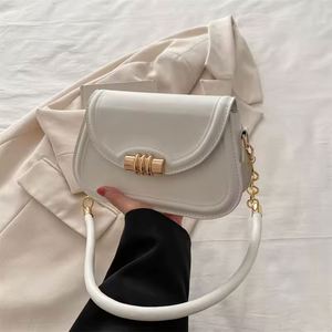 Bolso bandolera acolchado a cuadros, cómodo y moderno, de nylon impermeable de alta calidad. - Product Image 6