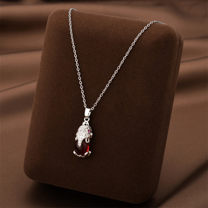 Un collar de acero de titanio para mujer de estilo retro está vendiendo mucho en Douyin <span class=keywords><strong>Live</strong></span>. No se Desvanece y Está Hecho de Oro Rosa, lo que lo Hace - Product Image 3