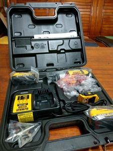 Taladro Atornillador Inalámbrico sin Escobillas DCK2050E2T-QW de 18V con Diámetro de Perforación de 180 mm, Mandril de 3/8 Pulgadas, 250 Nm de Torque, 4800 RPM - Product Image 3