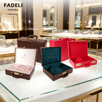 Boîte à bijoux en cuir PU couleur personnalisée FADELI avec logo client, doublure en velours, serrure à combinaison et plateau amovible pour colliers et bagues
