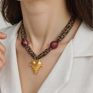 Collar de seda con estampado de leopardo y colgante de corazón dorado para mujer, joyería de moda, accesorio con cadena de acero inoxidable - Product Image 1
