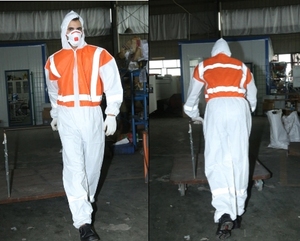 Tuta bianca monouso impermeabile con nastro riflettente abbigliamento di sicurezza <span class=keywords><strong>contro</strong></span> particolato secco e fluidi - Product Image 3