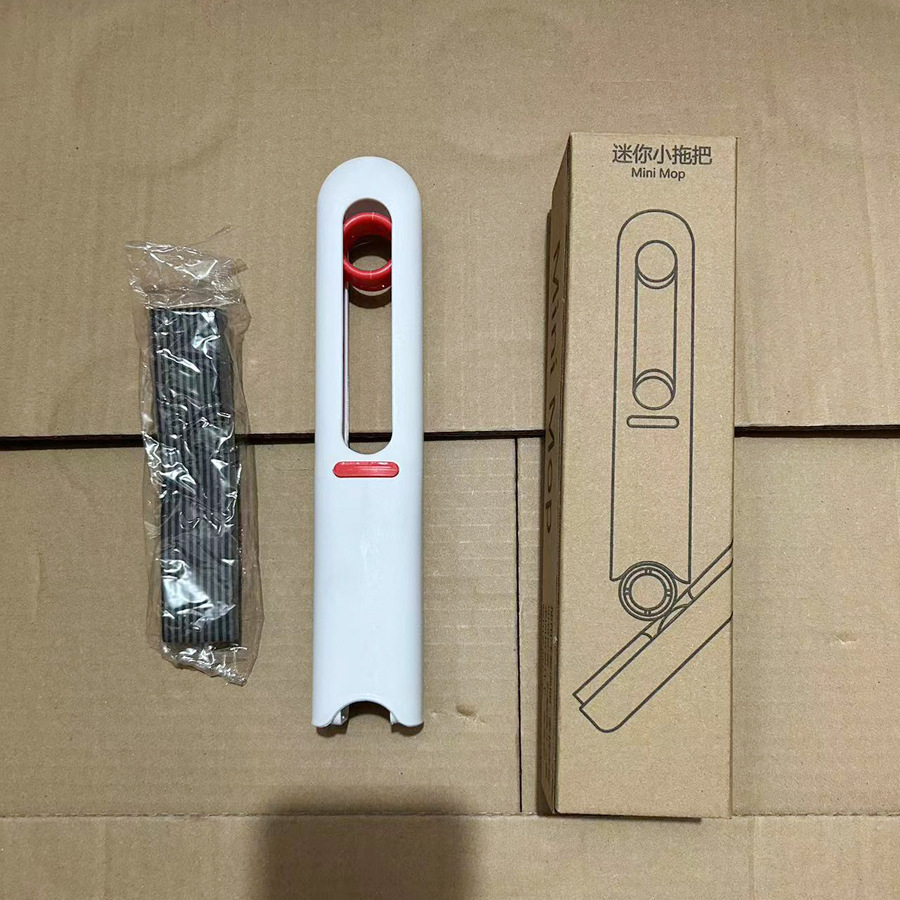 Un palo, una esponja con caja blanca.