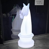 Juego de Piezas de Ajedrez Gigantes de Resina con Iluminación LED Contemporáneo, Lámpara de Pie con Rey, Caballero, Bispo, Peón y Torre que Brillan con Luz LED