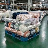 Tissu satiné prix usine 100% polyester brillant, lisse et léger, largeur 150 cm, 85 GSM pour écharpe, hijab, robe, vêtements de mode