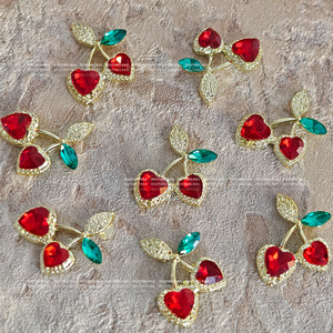 Nueva cereza roja en forma de corazón con diseño de diamante verde Proveedores de amuletos de uñas de aleación de cereza - Product Image 1