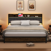 Lit plateforme en velours avec tête de lit LED et cadre en bois foncé pour chambre moderne, appartement, hôtel