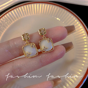 Vente en gros d'amour pour femmes Collection Fleurs Senior Tempérament Oeil de Chat Pierre Goujons Boucles d'Oreilles en Argent 925 Aiguille Opale Boucles d'Oreilles - Product Image 5